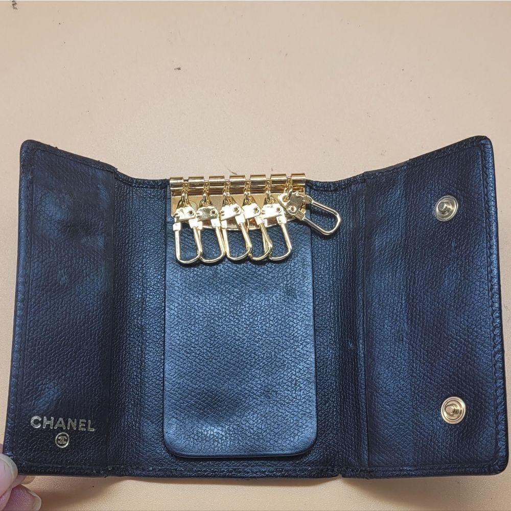 Authentic Chanel CC Logo Keycase - Picture 3 of 10